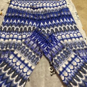 Blue wavy workout leggings